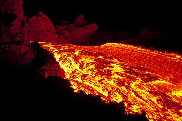 Vista hacia la lava que fluye rápidamente. (Photo: Tom Pfeiffer)