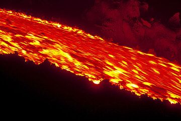 Flowing lava (Photo: Tom Pfeiffer)