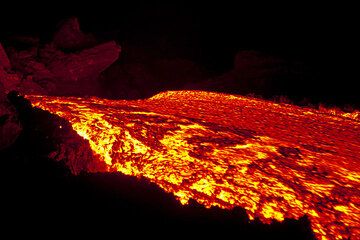 Night-time lava flow at Pacaya volcano (Photo: Tom Pfeiffer)