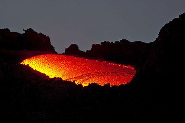 La fuente del flujo de lava en un amanecer brumoso. (Photo: Tom Pfeiffer)