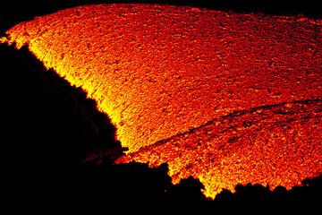 Night-time lava flows and some impressions (Photo: Tom Pfeiffer)