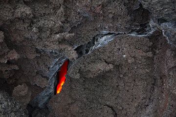 The interior of the cooling lava flow is still glowing hot. (Photo: Tom Pfeiffer)