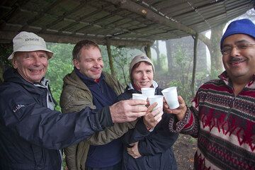 Aperitif at the campsite (Photo: Tom Pfeiffer)