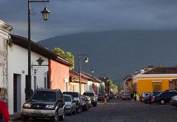 Street in Antigua in the morning (Photo: Tom Pfeiffer)