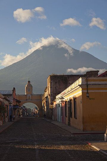 Der mächtige Kegel des Agua aus Antigua aus gesehen (Photo: Tom Pfeiffer)