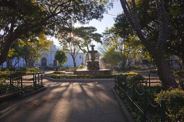 Die Plaza Mayor von Antigua am frühen Morgen (Photo: Tom Pfeiffer)