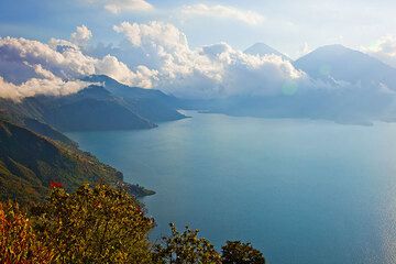The eastern half of Lake Atitlán (Photo: Tom Pfeiffer)