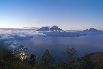 Der Atitlán See vor Sonnenaufgang mit den Vulkanen Toliman und Atitlán und San Pedro im Hintergrund (Photo: Tom Pfeiffer)