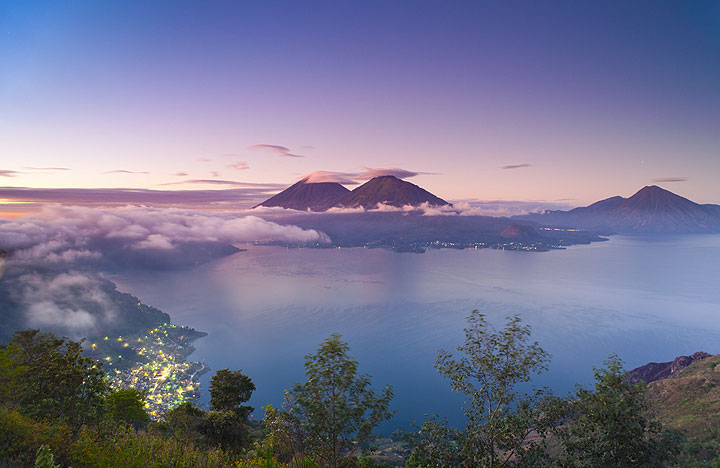 Der Atitlán See vor Sonnenaufgang mit den Vulkanen Toliman und Atitlán und San Pedro im Hintergrund (Photo: Tom Pfeiffer)