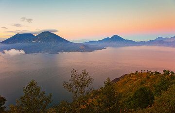 Lever du soleil au dessus du Lac Atitlán avec les volcans Atitlán, Toliman et San Pedro (Photo: Tom Pfeiffer)