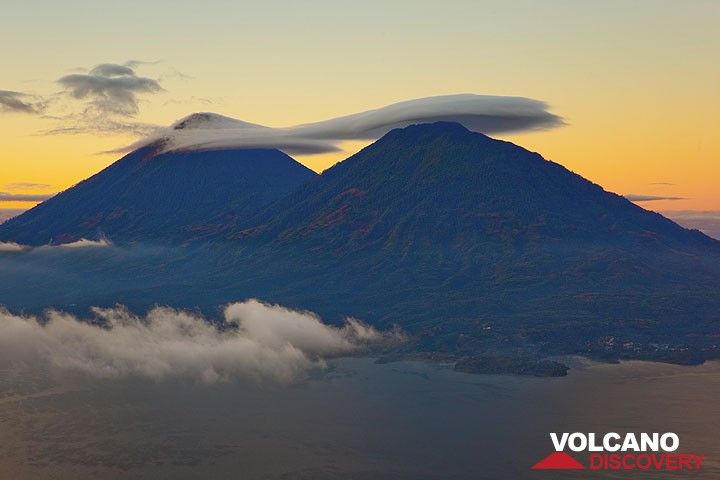 Atitlán and Toliman volcanoes (Photo: Tom Pfeiffer)