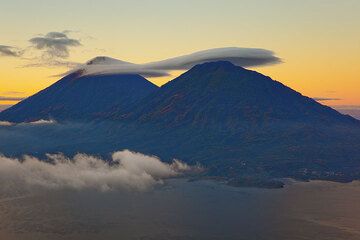 Les volcans Atitlán et Toliman (Photo: Tom Pfeiffer)