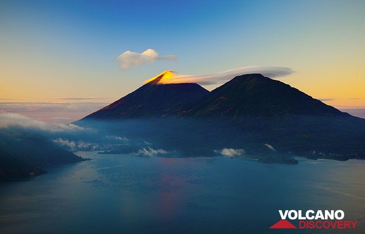 Sunrise over Lake Atitlán with Atitlán and Toliman volcanoes in the background (Photo: Tom Pfeiffer)
