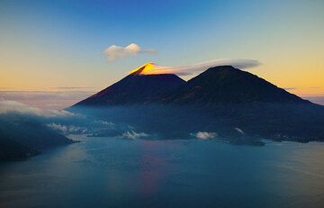 Sonnenaufgang über dem Atitlán See mit den Vulkanen Atitlán und Toliman im Hintergrund (Photo: Tom Pfeiffer)