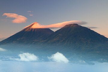 Les volcans Atitlán et Toliman (Photo: Tom Pfeiffer)