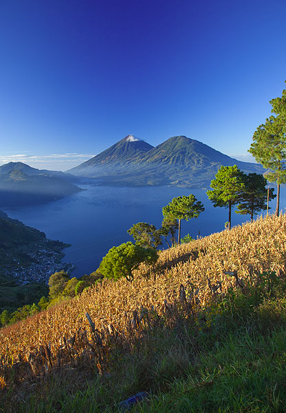 Morgenstimmung über dem Atitlan See (Photo: Tom Pfeiffer)