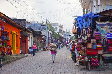 Market of Antigua (Photo: Tom Pfeiffer)
