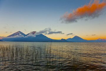 Volcanes Atitln, Tolimán y San Pedro (Photo: Tom Pfeiffer)