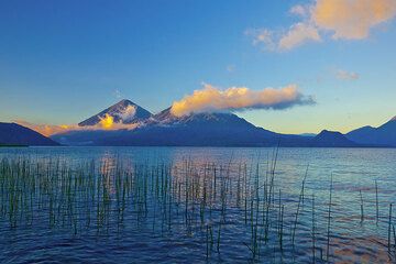 Early morning at the shore of Lake Atitlán with Atitlán and Toliman volcanoes (Photo: Tom Pfeiffer)