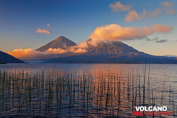 Early morning at the shore of Lake Atitlán with Atitlán and Toliman volcanoes (Photo: Tom Pfeiffer)