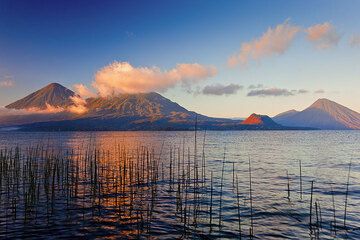 Temprano en la mañana en la orilla del lago de Atitln con Atitln, Tolimán y San Pedro volcanes en el fondo (Photo: Tom Pfeiffer)