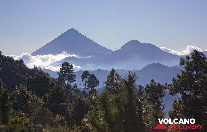 Silhouettes des volcans Santa Maria et Cerro Quemado (Photo: Tom Pfeiffer)
