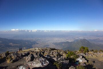 Vue depuis le sommet du volcan Santa Maria sur la ville de Quetztaltenango (Photo: Tom Pfeiffer)