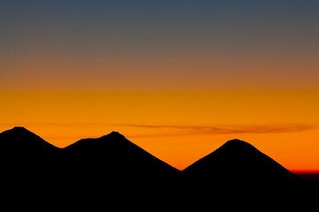 The silhouettes of Acatenango, Fuego and Atitlán volcanoes at dawn (Photo: Tom Pfeiffer)