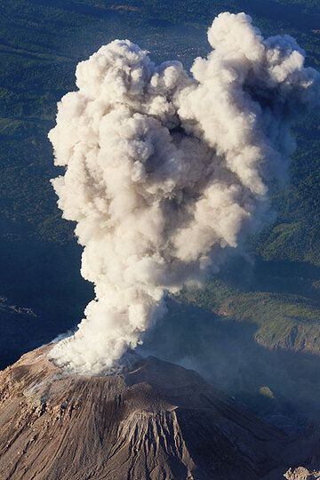 Le nuage de cendres s'élève rapidement à plusieurs centaines de mètres au-dessus de Santiaguito (Guatemala) (Photo: Tom Pfeiffer)