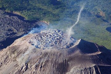 La turbulence crée un diable de poussière qui s'élève des cendres du dôme de lave (Photo: Tom Pfeiffer)