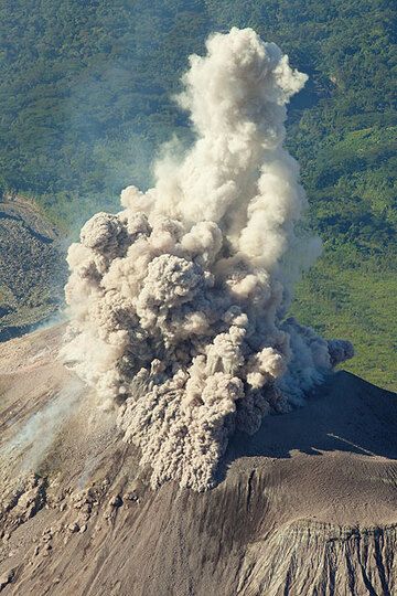 A stronger burst of ash creates small pyroclastic flows on the upper slope of the cone. (Photo: Tom Pfeiffer)