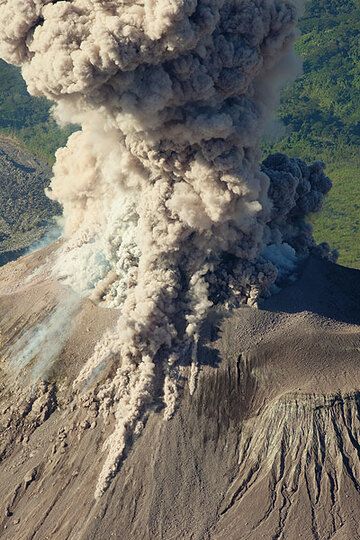 Small pyroclastic flows on both sides of the upper cone of Caliente lava dome. (Photo: Tom Pfeiffer)