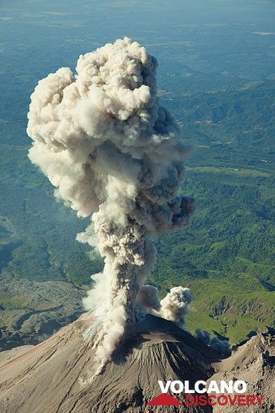 Ash eruption at Santiaguito lava dome (Photo: Tom Pfeiffer)