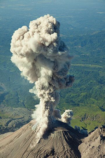 Erupción de ceniza en el domo de lava del Santiaguito (Photo: Tom Pfeiffer)