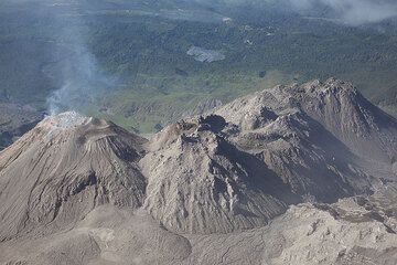 The complex of lava domes of Santiaguito volcano (Photo: Tom Pfeiffer)