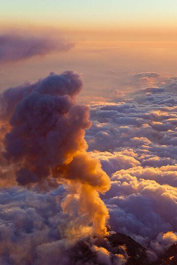 Ash eruption at sunset (Photo: Tom Pfeiffer)