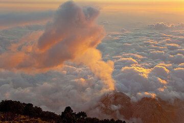 Nube de ceniza del volcán Santiaguito al anochecer (Photo: Tom Pfeiffer)