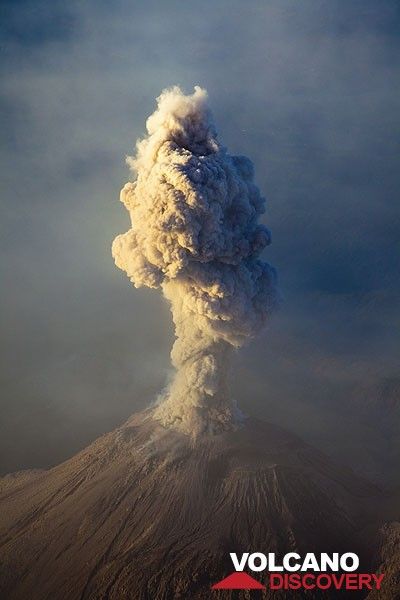Eruption from Santiaguito in the morning (Photo: Tom Pfeiffer)