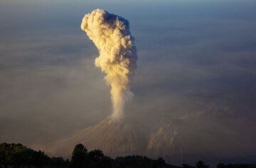 Eruption du Santiaguito au matin (Photo: Tom Pfeiffer)