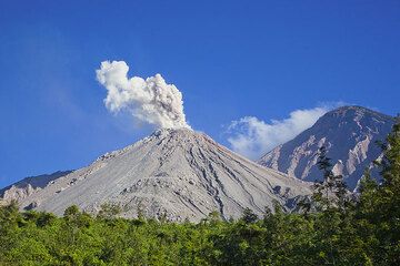 Kleiner Ascheaustritt am Vulkan Santiaguito (Photo: Tom Pfeiffer)