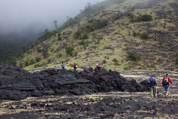 Hikers near the edge of the 2006 lava flows. (Photo: Tom Pfeiffer)