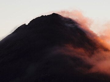 Volcán de Fuego humeante al atardecer (Photo: Tom Pfeiffer)