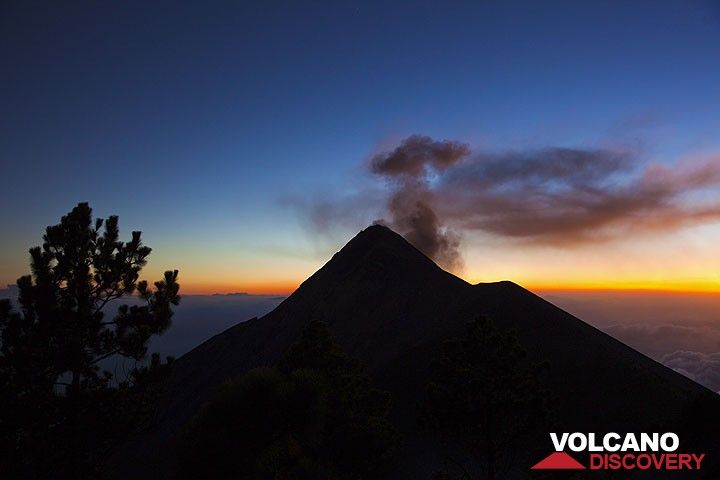 Evening ash plume from a small eruption at Fuego volcano (Guatemala) (Photo: Tom Pfeiffer)