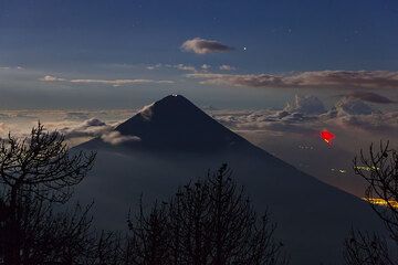 Volcán de agua cerca de Antigua, Guatemala, con Pacaya en erupción en el fondo derecho (Photo: Tom Pfeiffer)