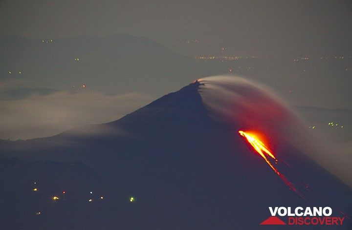 Pacaya volcano with its lava flows seen from Acatenango volcano. (Photo: Tom Pfeiffer)