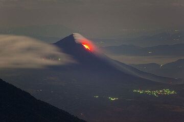 Der Pacaya Vulkan mit seinen aktiven Lavaströmen vom Acatenango aus gesehen. (Photo: Tom Pfeiffer)