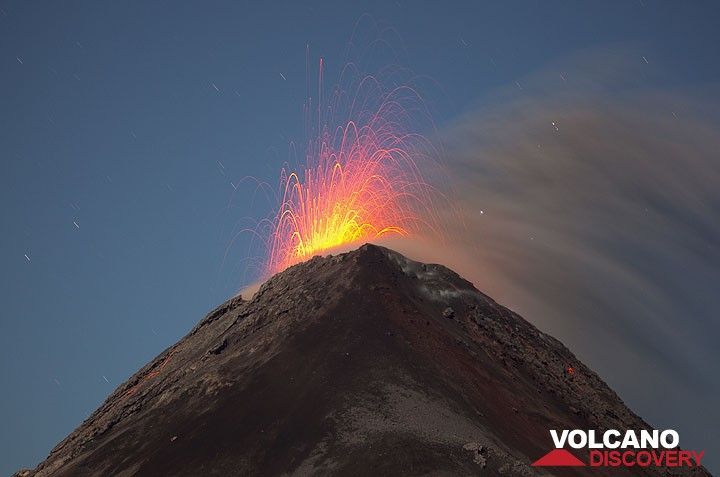 Strombolian eruption at Fuego volcano (Photo: Tom Pfeiffer)