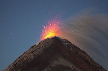 Strombolianische Tätigkeit am Fuego (Photo: Tom Pfeiffer)