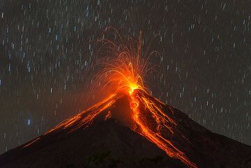 Explosión estromboliana fuerte y desprendimientos que brilla intensamente del Fuego en la víspera de año nuevo. (Photo: Tom Pfeiffer)