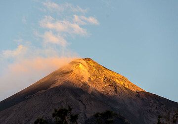 The first sunlight of 2016 kisses Fuego volcano. (Photo: Tom Pfeiffer)